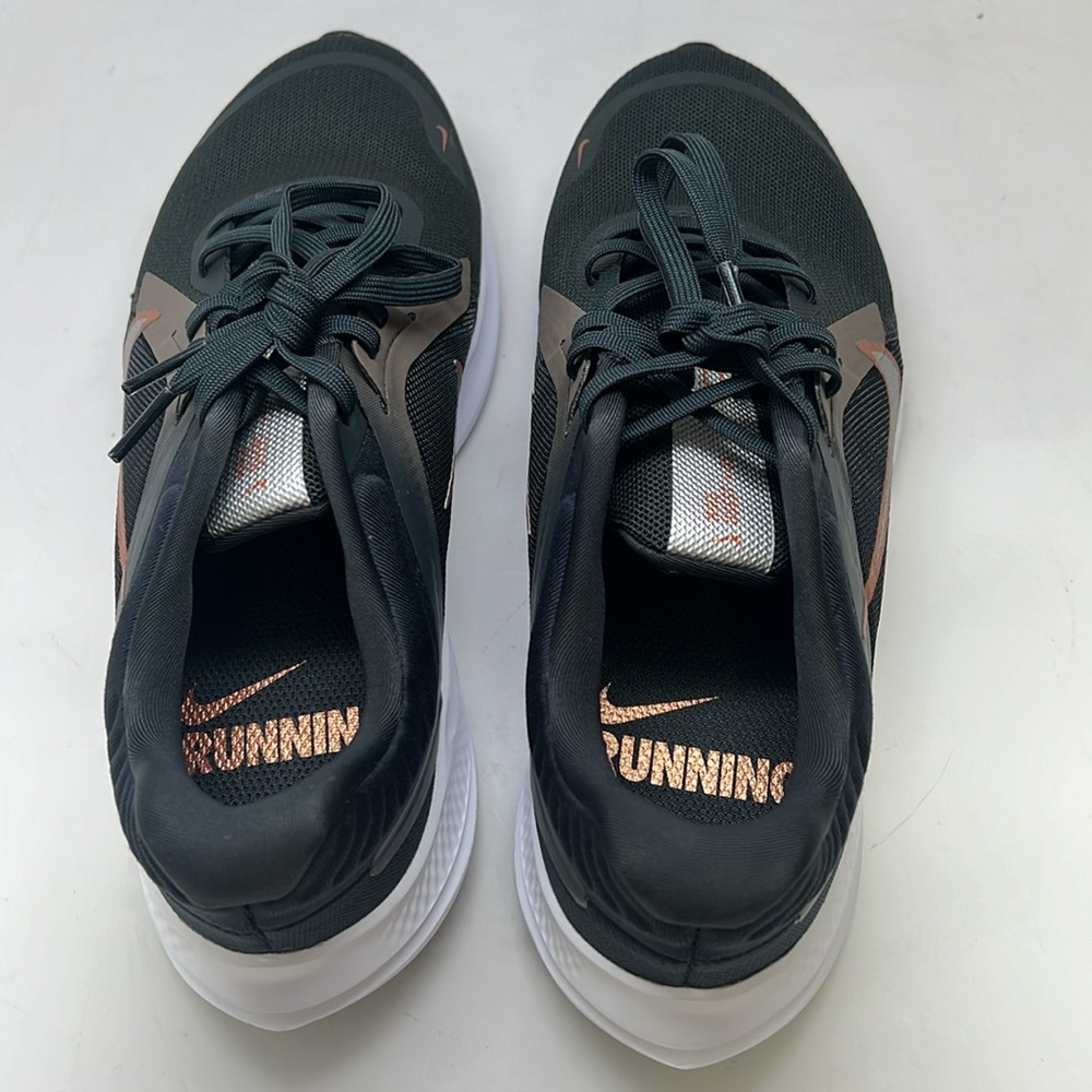 Women’s Nike Quest 5 Sneakers Size 7.5 Dark Smoke Grey/ Metallic Silver NWOB - Picture 7 of 9